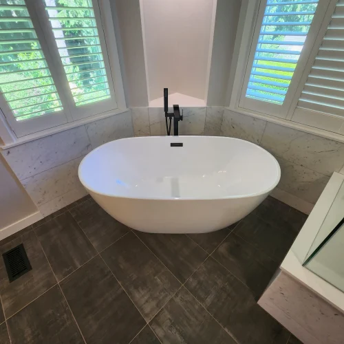 modern-bathroom-with-freestanding-tub-between-windows
